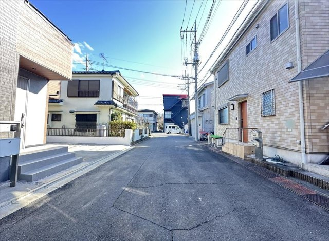 【前面道路含む現地写真】 | 新座市野火止3丁目　新築一戸建住宅　全1棟　(志木本店) | 前面道路の様子　
6ｍ道路に面しているので車の出し入れもスムーズ。