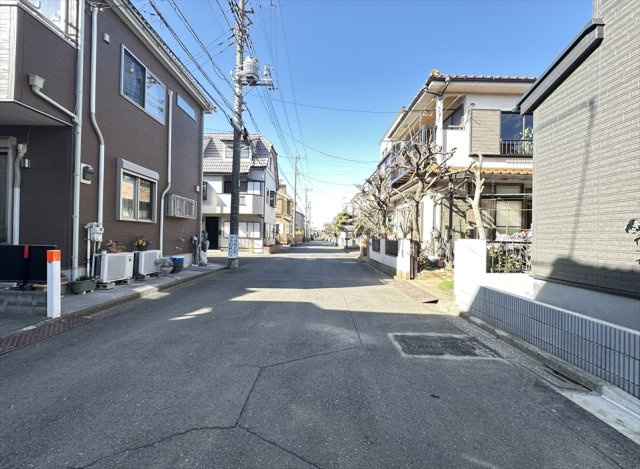 【前面道路含む現地写真】 | 新座市野火止3丁目　新築一戸建住宅　全1棟　(志木本店) | 前面道路の様子　
交通量が少ない閑静な住宅地のため、永く暮らしやすい住環境です。