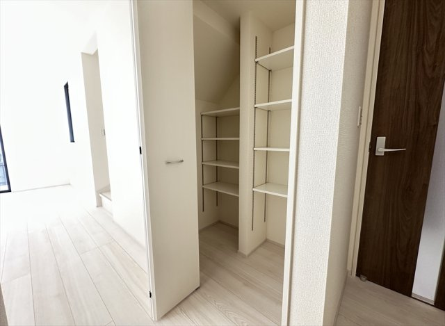 【収納】 | 新座市野火止3丁目　新築一戸建住宅　全1棟　(志木本店) | 可動棚付きの大型パントリー。