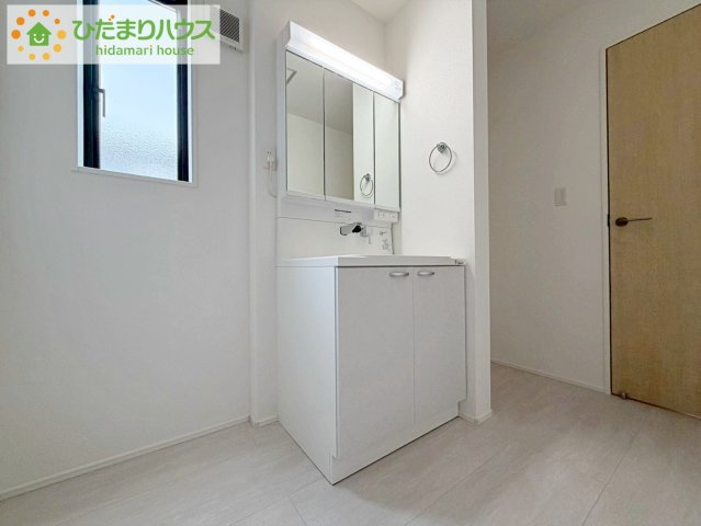 いわき市泉町下川3期　新築戸建　5号棟の独立洗面台|三面鏡の大きな鏡は憧れます(^^♪ 鏡の後ろは収納となっていて、細かいものでも収納できるのでスッキリと整理できます！