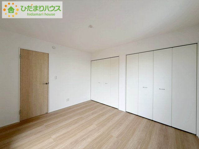 いわき市泉町下川3期　新築戸建　5号棟の寝室|バルコニーに面していて、たっぷり光りの入る明るい主寝室です！