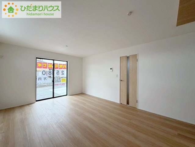 いわき市泉町下川3期　新築戸建　5号棟の居間・リビング|"南側にお庭があり、明るく開放感のあるリビング。
昼間は、電気いらずでエコ+節約にもなります。"