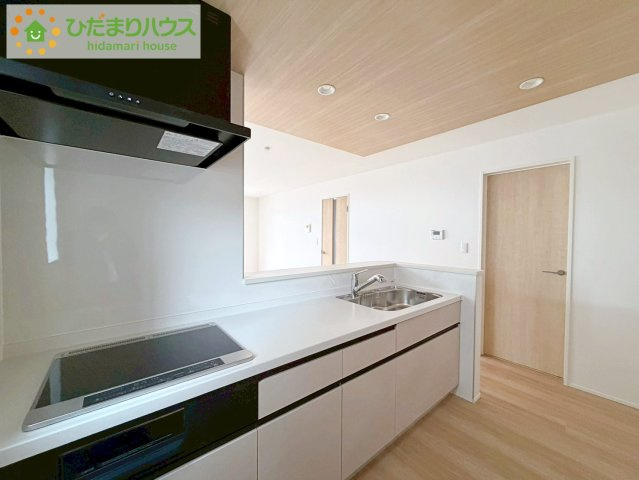 いわき市泉町下川3期　新築戸建　5号棟のキッチン|カウンターは少し高くなってますので、手元が隠れて来客からは見えにくくなってます♪