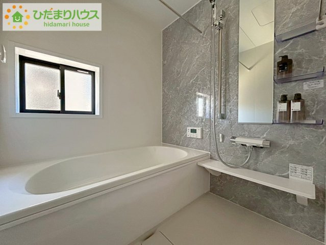 いわき市泉町下川3期　新築戸建　4号棟の浴室|"何歳まで一緒に入ってくれるだろうか・・・。
広いお風呂は、お子様と一緒に入るバスタイムがより楽しくなります。"
