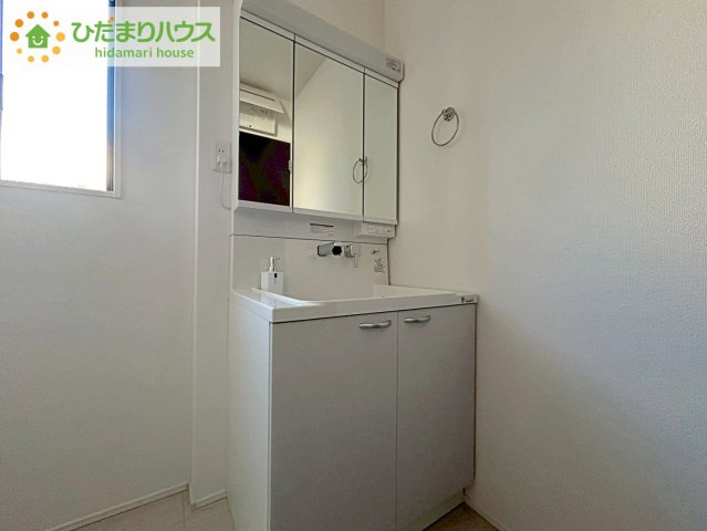 いわき市泉町下川3期　新築戸建　4号棟の独立洗面台|大きな三面鏡の独立洗面。鏡の後ろは収納となっているのでスッキリと整理できます！