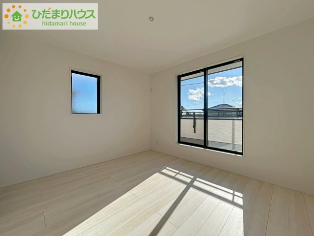 いわき市泉町下川3期　新築戸建　4号棟の寝室|バルコニーに面していて、たっぷり光りの入る明るい主寝室です！