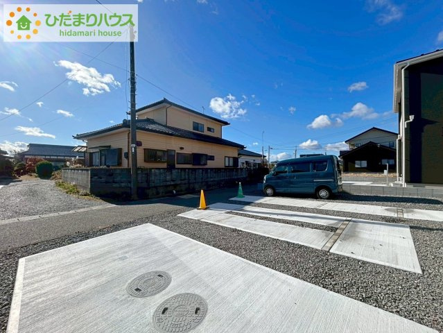 いわき市泉町下川3期　新築戸建　4号棟の駐車場|カースペース２台ＯＫ！前面道路も幅が広いため車庫入れも安心です(^^)/