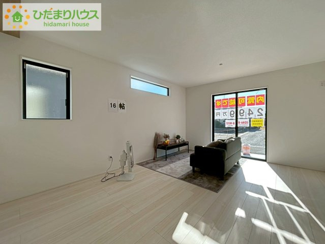 いわき市泉町下川3期　新築戸建　4号棟の居間・リビング|リビング大きな窓からは、暖かな日の光が降り注ぎます・・・