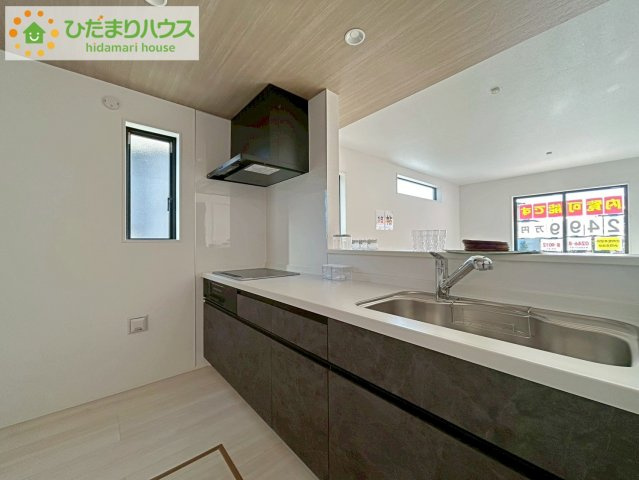 いわき市泉町下川3期　新築戸建　4号棟のキッチン|カウンターは少し高くなってますので、手元が隠れて来客からは見えにくくなってます♪