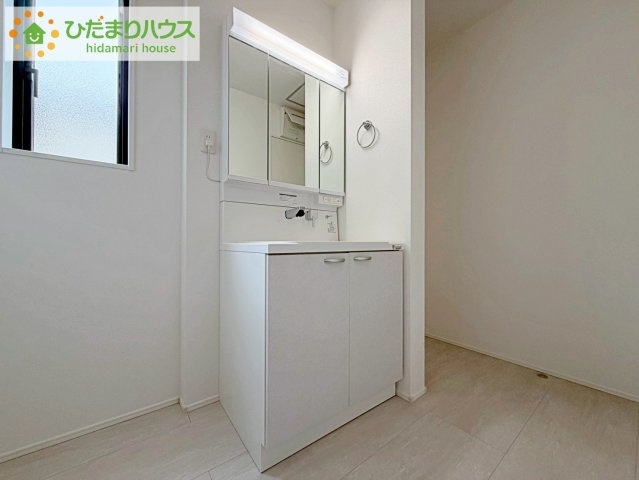 いわき市泉町下川3期　新築戸建　3号棟の独立洗面台|三面鏡の大きな鏡は憧れます(^^♪ 鏡の後ろは収納となっていて、細かいものでも収納できるのでスッキリと整理できます！