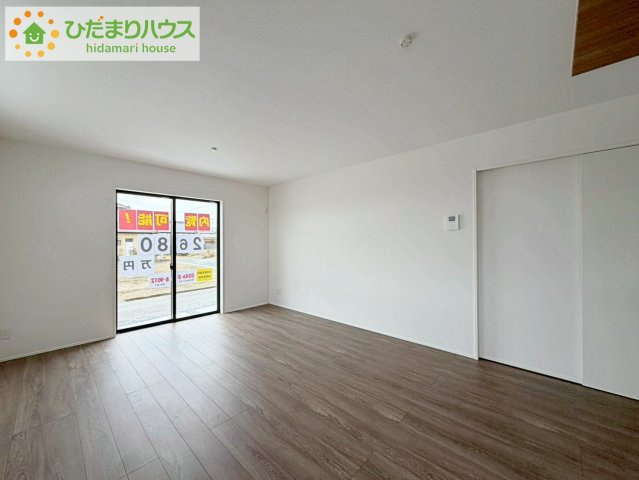 いわき市泉町下川3期　新築戸建　3号棟の居間・リビング|リビング大きな窓からは、暖かな日の光が降り注ぎます・・・