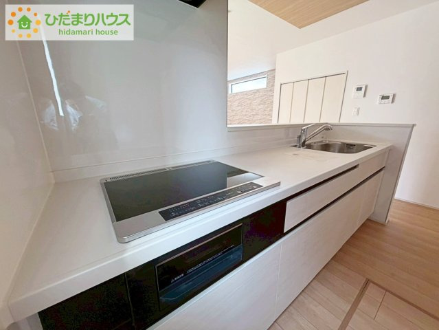 いわき市小名浜林城　新築戸建　1号棟のキッチン|家族でのコミュニケーションがとれる対面型システムキッチン。横一列にシンクとコンロをまとめたシンプルな形です。動きやすさとスタイリッシュなデザインが魅力。