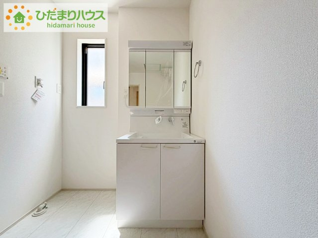 いわき市小名浜林城　新築戸建　1号棟の独立洗面台|大きな三面鏡の独立洗面。鏡の後ろは収納となっているのでスッキリと整理できます！