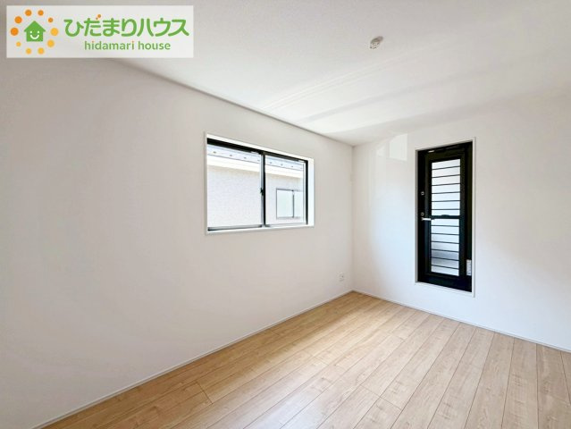 いわき市小名浜林城　新築戸建　1号棟の寝室|主寝室は広々していて安らげる空間に。大きな窓から光が差し込み、朝の目覚めも良さそう♪