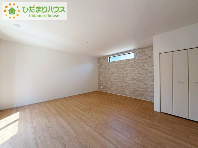 いわき市小名浜林城　新築戸建　1号棟の居間・リビング|大きな窓から差し込む光でいっぱいのリビング　休日もつい家にいる時間が長くなりそうです。