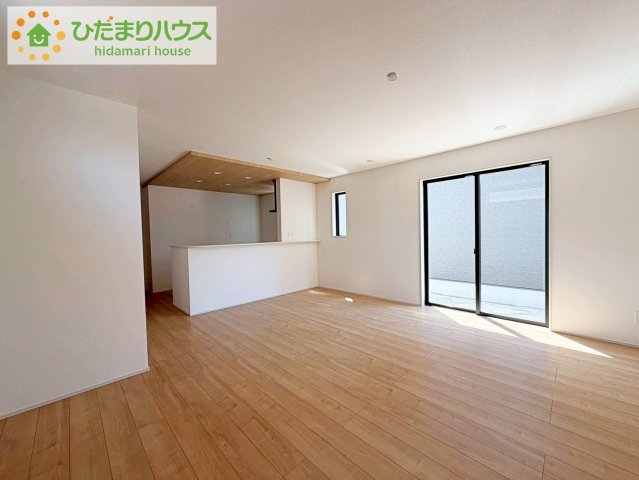 いわき市小名浜林城　新築戸建　1号棟の居間・リビング|奥行き感あるLDK。一体の空間ながらほどよい距離を保ち、家族がおもいおもいに好きな場所で寛げます。
