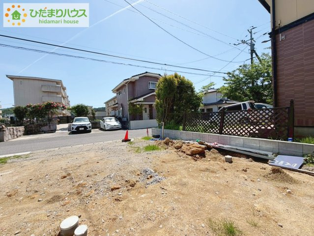 いわき市小名浜林城　新築戸建　2号棟の玄関|時間がない時もらくらくと車の出し入れができる並列駐車場を完備！！