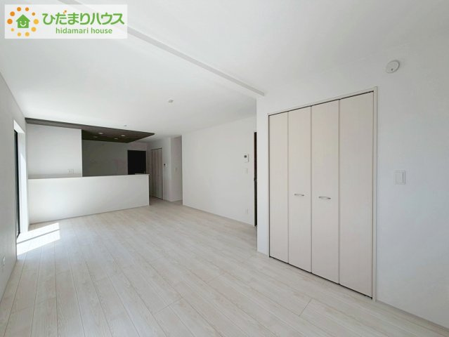 いわき市小名浜林城　新築戸建　2号棟の居間・リビング|奥行き感あるLDK。一体の空間ながらほどよい距離を保ち、家族がおもいおもいに好きな場所で寛げます。