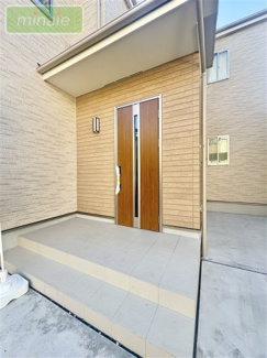 【玄関】 | 小学校5分　中学校10分　保育園3分　三山　B号棟 | 現地（2026.01.09撮影）