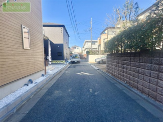 【前面道路含む現地写真】 | 小学校5分　中学校10分　保育園3分　三山　B号棟 | 前面道路です
現地（2026.01.09撮影）
