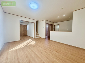 【居間・リビング】 | 小学校5分　中学校10分　保育園3分　三山　B号棟 | 現地（2026.01.09撮影）