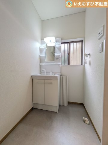 熊谷市押切1期　中古戸建の独立洗面台|明るい色合いで落ち着きのある雰囲気
白基調なので清潔感があって明るく感じられます♪