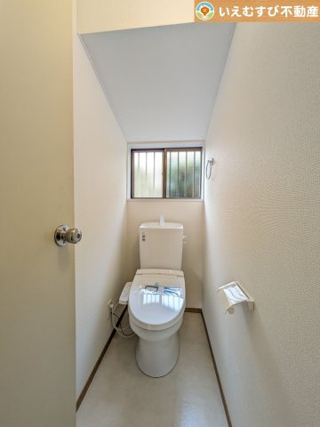 熊谷市押切1期　中古戸建のトイレ|シンプルで清潔感のあるトイレ
窓付きで明るく、お掃除しやすいシンプルな空間♪