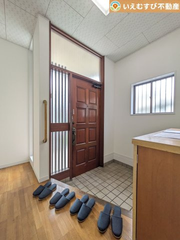 熊谷市押切1期　中古戸建の玄関|玄関がいつも片づく大容量シューズボックス
充実の収納設備で玄関がすっきり綺麗に過ごせると快適ですよね♪