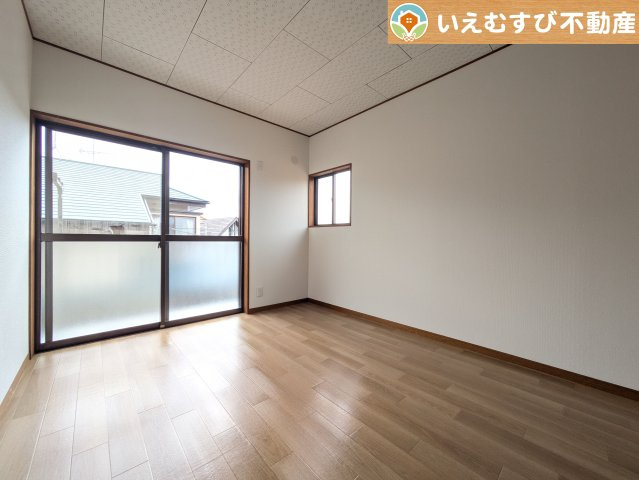 熊谷市押切1期　中古戸建の洋室|2面採光で明るい居室
たっぷりの採光で自然光の差し込む明るいお部屋！新生活を想像すると楽しみが増しますね♪