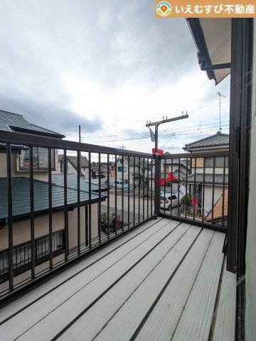 熊谷市押切1期　中古戸建のバルコニー|南バルコニーで毎日のお洗濯もラクラク快適
しっかり太陽の光が降り注ぐ南向きなのでお洗濯物が乾きやすい♪