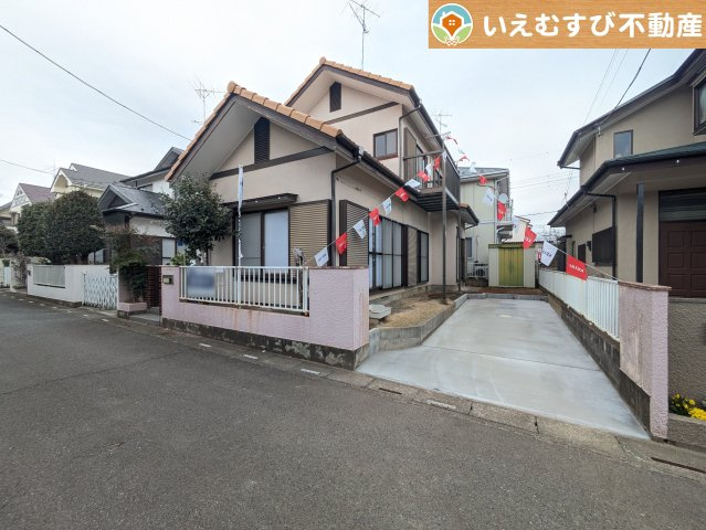 熊谷市押切1期　中古戸建の駐車場|2台駐車可能なスペース完備
しっかり舗装してある駐車スペースで天気が悪く足元が悪い日でも乗り降りしやすい♪