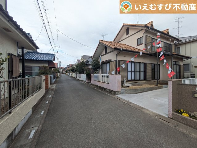 熊谷市押切1期　中古戸建の前面道路含む現地写真|充分な広さの4.5ｍ前面道路
間口が広くお車の出し入れも問題なく行えるスペースが確保されています♪