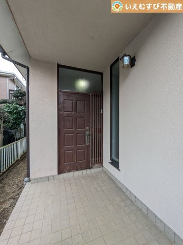 熊谷市押切1期　中古戸建のエントランス|雨が防げる広々エントランス
駐車場からアクセスの良いエントランス。雨の日や荷物が多くても安心の動線♪