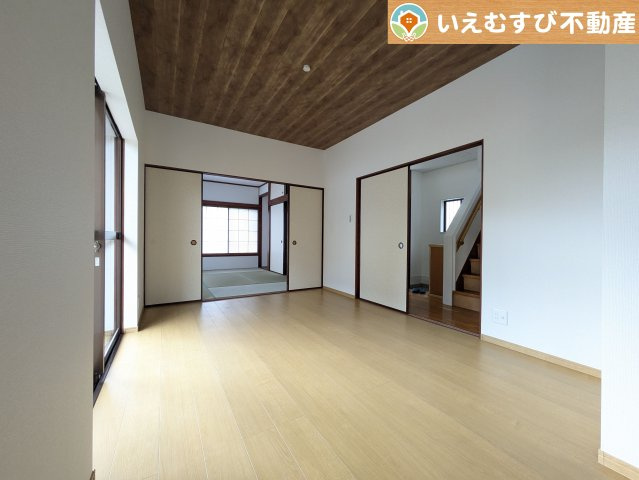 熊谷市押切1期　中古戸建の居間・リビング|自然光で満たされる明るく開放感溢れるリビング
たっぷりの採光で明るい空間。家族みんなでくつろげます♪