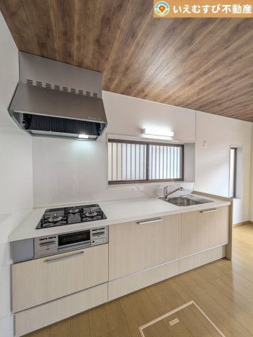 熊谷市押切1期　中古戸建のキッチン|機能性収納性に溢れるキッチン。
収納もたっぷり付いていてすっきり片付く！毎日楽しくお料理が出来そうです！