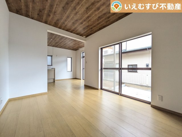 熊谷市押切1期　中古戸建の居間・リビング|開放感と家族との距離感にこだわったＬＤＫ
採光たっぷりのリビングで休日には家族みんなでくつろげそうですね♪