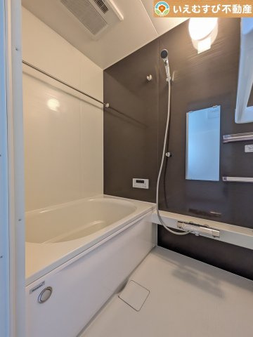 熊谷市押切1期　中古戸建の浴室|モダンな配色の落ち着いた浴室
ダークトーンの壁面がアクセントになっておしゃれ！窓付きで空気の入れ替えも出来ます！