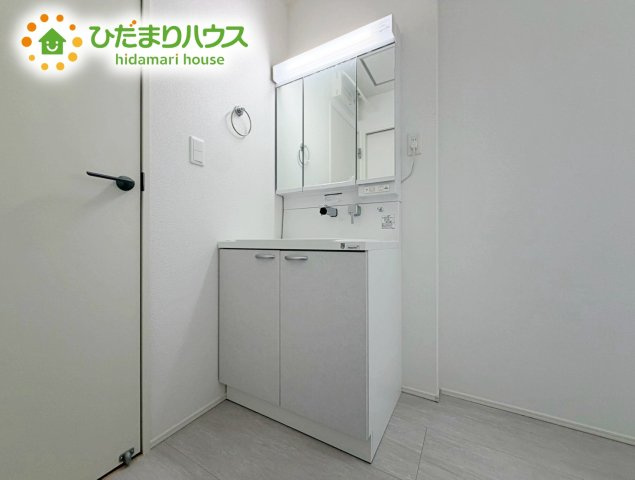 いわき市佐糠町東2期　新築戸建　2号棟の独立洗面台|ゆったりとした洗面所には物入れを完備！タオルや洗剤をしまえます(^^)/