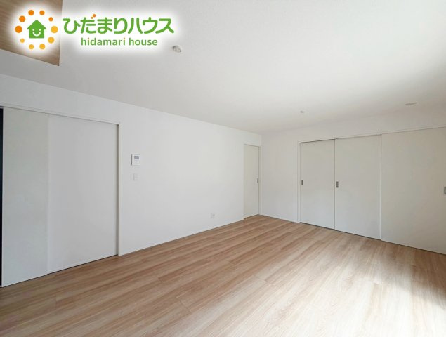 いわき市佐糠町東2期　新築戸建　2号棟の居間・リビング|マイホームなら駐車場代がかかりません。しかも、自宅の駐車場で洗車ができます！今までコイン洗車に行っていた手間も省けて、節約にもつながります(^^♪