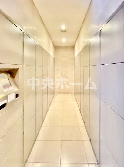 ガレリアグランデの設備|【宅配ボックス】在宅時・不在時に関わらず、居住者の代わりに非対面で宅配物を受け取ってくれる便利な設備です。わかりやすくご説明致しますので見学時にはお部屋だけではなく共用部分もぜひチェックしてください。