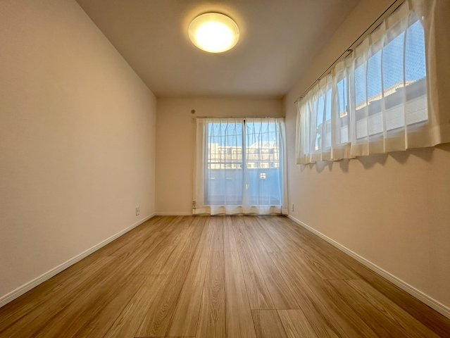 練馬区春日町1丁目　中古戸建の洋室|大きな窓からたっぷりと陽光が注がれる明るい居室。一日の疲れを癒し、時を忘れて過ごせる空間です！

現地ご見学希望・資料請求などお気軽にお問い合わせ下さい！
03-5990-5201