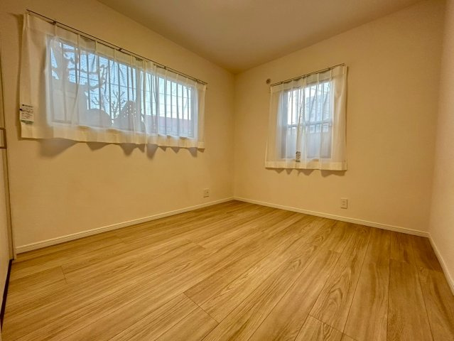 練馬区春日町1丁目　中古戸建の洋室|インテリアの幅が広がる、シンプルな内装です。

現地ご見学希望・資料請求などお気軽にお問い合わせ下さい！
03-5990-5201