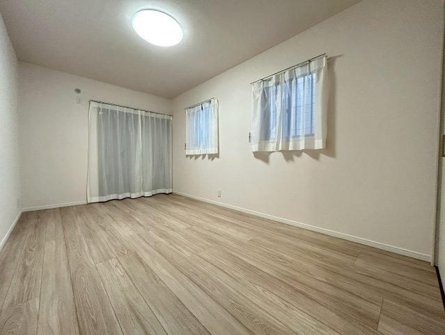 練馬区春日町1丁目　中古戸建の洋室|自分だけのプライベート空間。明るく温もりを感じることができる居室です。

現地ご見学希望・資料請求などお気軽にお問い合わせ下さい！
03-5990-5201