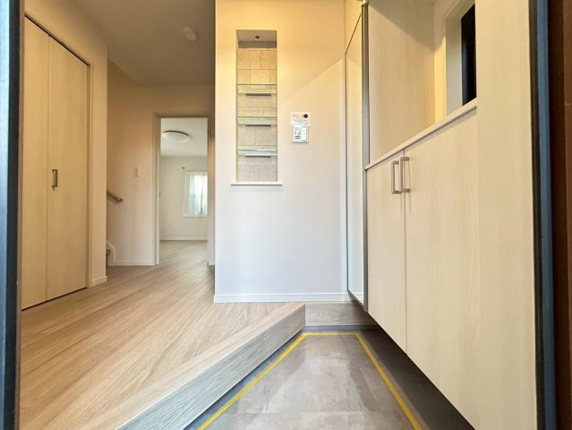 練馬区春日町1丁目　中古戸建の玄関|玄関横にはシューズボックスがついているため、片付いた玄関がキープできます！

現地ご見学希望・資料請求などお気軽にお問い合わせ下さい！
03-5990-5201