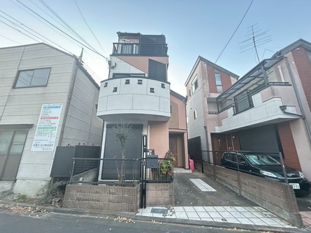 練馬区春日町1丁目　中古戸建の外観|カースペースもしっかり確保。車での移動が欠かせないファミリーにも嬉しいプランです。

現地ご見学希望・資料請求などお気軽にお問い合わせ下さい！
03-5990-5201