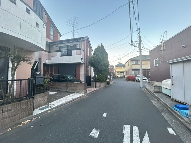 練馬区春日町1丁目　中古戸建の前面道路含む現地写真|都市機能と自然が融合した価値ある住環境。

現地ご見学希望・資料請求などお気軽にお問い合わせ下さい！
03-5990-5201