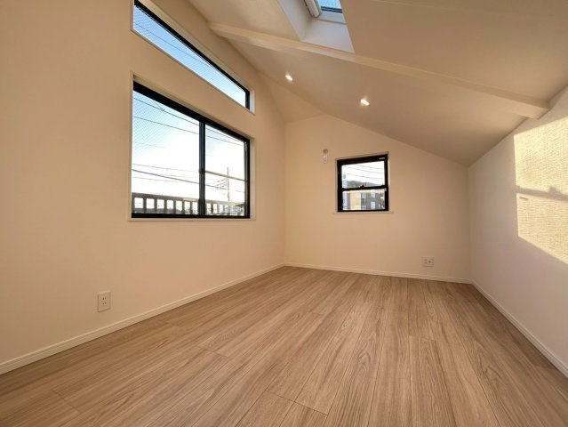 練馬区春日町1丁目　中古戸建の居間・リビング|勾配天井を採用しているため、より一層の開放感を感じることができます。

現地ご見学希望・資料請求などお気軽にお問い合わせ下さい！
03-5990-5201