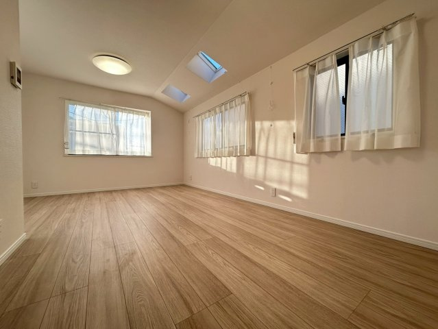 練馬区春日町1丁目　中古戸建の居間・リビング|窓を多く設けているので陽当たり・通風良好です！

現地ご見学希望・資料請求などお気軽にお問い合わせ下さい！
03-5990-5201