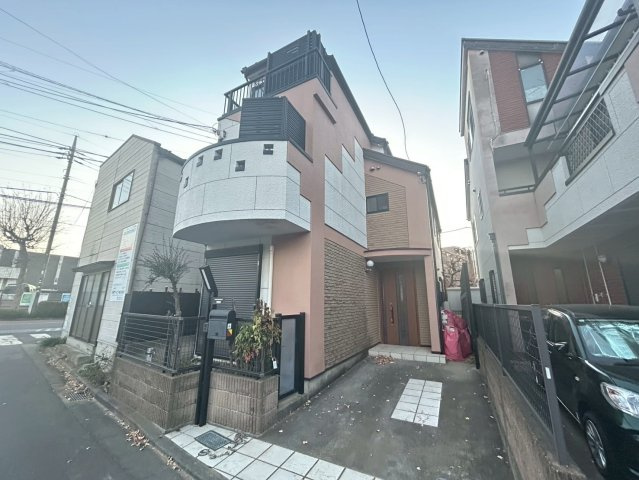 練馬区春日町1丁目　中古戸建の外観|迫力のあるシックな外観が特徴の戸建。

現地ご見学希望・資料請求などお気軽にお問い合わせ下さい！
03-5990-5201
