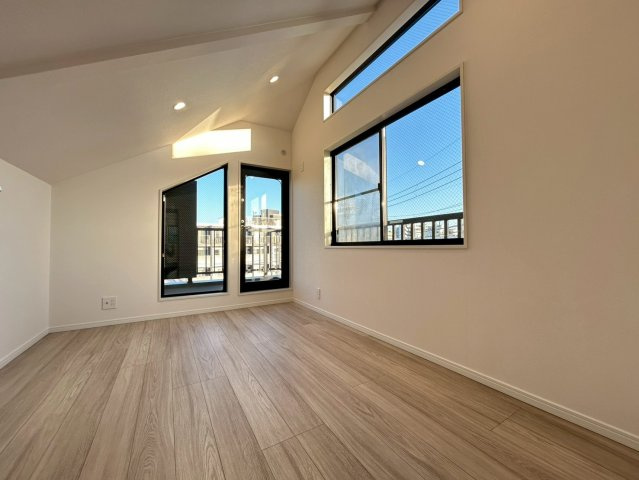 練馬区春日町1丁目　中古戸建の居間・リビング|窓を多く設けているので陽当たり・通風良好です！

現地ご見学希望・資料請求などお気軽にお問い合わせ下さい！
03-5990-5201